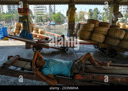 Mumbai, Inde - 8 mars 2024 : pêcheurs se reposant au quai de Sassoon dans le district de Colaba de Mumbai, Inde. Banque D'Images