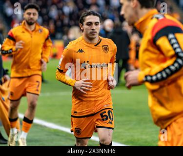 HULL, ROYAUME-UNI. 27 avril 2024. EFL Championship Football League : Hull City AFC contre Ipswich Town FC. Abdus Omur se réchauffe, Ozan Tufan en arrière-plan. Crédit Paul Whitehurst/Alamy Live News Banque D'Images