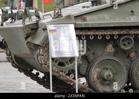 Moskau, Russie. 28 avril 2024. Un véhicule de combat d'infanterie allemand Marder capturé en Ukraine, selon des sources russes, se tient devant une exposition de trophées de guerre dans le parc Pobedy (Parc de la victoire). Le 9 mai, la Russie célèbre le jour de la victoire de l'Union soviétique sur l'Allemagne nazie dans la seconde Guerre mondiale. La nouvelle exposition dans le parc est consacrée à l'offensive russe contre l'Ukraine, qui dure depuis plus de deux ans, et vise à souligner la volonté de Moscou de gagner. Crédit : Ulf Mauder/dpa/Alamy Live News Banque D'Images