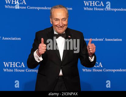 Washington DC, États-Unis. 27 avril 2024. Le chef de la majorité au Sénat des États-Unis, Chuck Schumer (démocrate de New York), arrive pour le dîner 2024 de l'Association des correspondants de la Maison Blanche à l'hôtel Hilton Washington le samedi 27 avril 2024 à Washington, DC. Crédit : Ron Sachs/CNP/MediaPunch crédit : MediaPunch Inc/Alamy Live News Banque D'Images