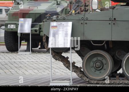 Moskau, Russie. 28 avril 2024. Un char de combat allemand Leopard 2 capturé en Ukraine, selon des sources russes, est exposé à un spectacle de trophées de guerre dans le parc Pobedy (Parc de la victoire). Le 9 mai, la Russie célèbre le jour de la victoire de l'Union soviétique sur l'Allemagne nazie dans la seconde Guerre mondiale. La nouvelle exposition dans le parc est consacrée à l'offensive russe contre l'Ukraine, qui dure depuis plus de deux ans, et vise à souligner la volonté de Moscou de gagner. Crédit : Ulf Mauder/dpa/Alamy Live News Banque D'Images