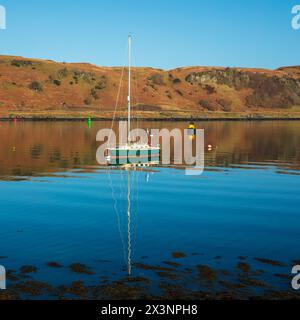 Petit bateau en eau calme, Sound of Kerrera, Oban, Argyll et Bute, Écosse, ROYAUME-UNI. Banque D'Images