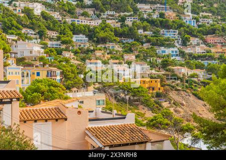 Port Andratx paysage sur la côte avec des maisons de luxe sur l'île de Majorque en Espagne Banque D'Images