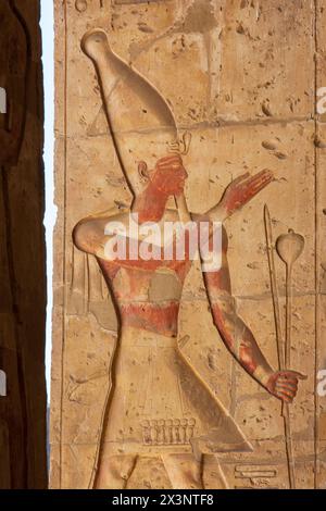 Un relief représentant le pharao égyptien Seti I à l'entrée du temple de Seti I à Abydos, en Égypte Banque D'Images