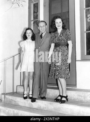 Le producteur JOE PASTERNAK avec DEANNA DURBIN et la starlette nouvellement signée GLORIA JEAN aux studios Universal en 1939 Universal Pictures publicité Banque D'Images