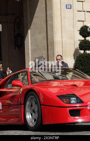 Ferrari F40 rouge repérée dans les rues de Paris, France. Banque D'Images