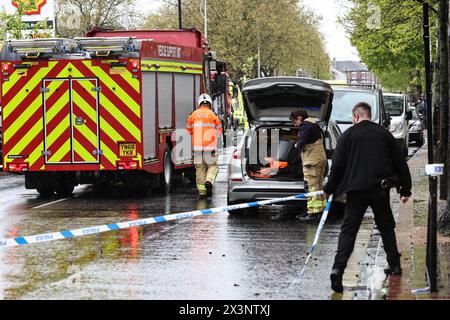 Hull, Royaume-Uni. 28 avril 2024. Quatre pompiers et services de secours incendie, plusieurs ambulances et plus de 20 voitures de police marquées et non marquées sont présents lors d'un incident majeur des services d'urgence sur Hessle Road, Hull, Royaume-Uni, le 28 avril 2024 (photo par Mark Cosgrove/News images) à Hull, Royaume-Uni le 28 avril 2024. (Photo de Mark Cosgrove/News images/SIPA USA) crédit : SIPA USA/Alamy Live News Banque D'Images