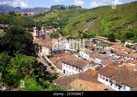 Ouro Preto ville historique site du patrimoine mondial de l'UNESCO dans l'état de Minas Gerais, Brésil. Vue panoramique depuis la terrasse. Banque D'Images