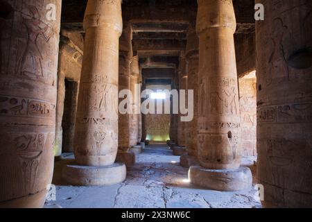 La première salle Hypostyle au temple de Seti I à Abydos, Egypte Banque D'Images