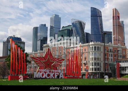 Moskau, Russie. 28 avril 2024. La capitale russe se prépare pour le jour de la victoire le 9 mai. Des drapeaux rouges avec l'inscription Pobeda! (Victoire en allemand) et une étoile avec la désignation officielle Hero City Moscow. Le 9 mai, la Russie célèbre le jour de la victoire de l'Union soviétique sur l'Allemagne nazie dans la seconde Guerre mondiale. Crédit : Ulf Mauder/dpa/Alamy Live News Banque D'Images