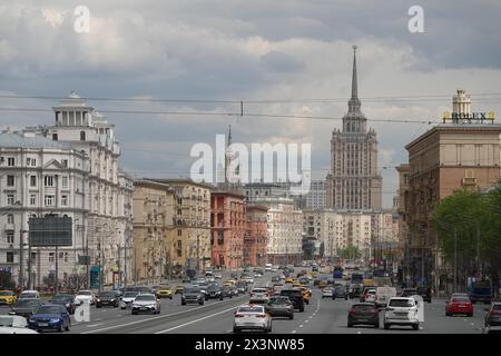 Moskau, Russie. 28 avril 2024. Les voitures circulent dans l'une des plus grandes rues du centre-ville de la capitale russe. Crédit : Ulf Mauder/dpa/Alamy Live News Banque D'Images