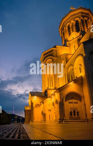 Coucher de soleil et heure dorée sur la cathédrale de Sameba à Tbilissi (Géorgie) Banque D'Images