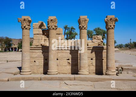 Puits romain à l'entrée principale du complexe du temple de Dendera à Qena, Egypte Banque D'Images