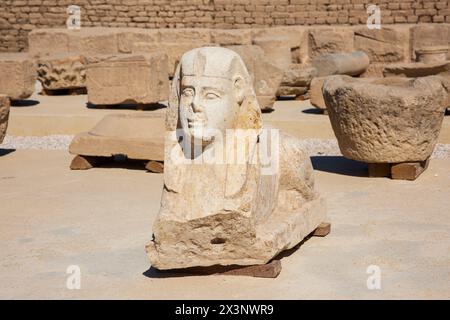 Un petit sphinx de pierre au complexe du temple de Dendera en haute-Égypte Banque D'Images