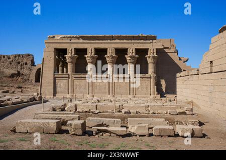 Façade de la maison de naissance romaine (mammisi) avec bas-reliefs de l'empereur romain Trajan au complexe du temple de Dendera en haute-Égypte Banque D'Images