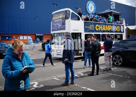 Joueurs du comté de Stockport dans un bus à toit ouvert devant le stade Edgeley Park, avant un défilé à Stockport pour célébrer la victoire du titre de Sky Bet League Two. Date de la photo : dimanche 28 avril 2024. Banque D'Images