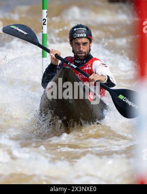 Markkleeberg, Allemagne. 28 avril 2024. Canoë : qualification olympique allemande canoë slalom, kayak, hommes, Fianle. Hannes Aigner sur le parcours. Crédit : Hendrik Schmidt/dpa/Alamy Live News Banque D'Images