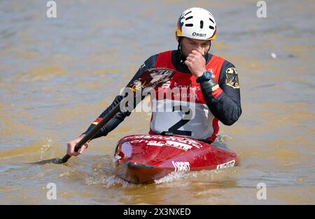 Markkleeberg, Allemagne. 28 avril 2024. Canoë : qualification olympique allemande canoë slalom, kayak, hommes, Fianle. Stefan Hengst réagit à l'arrivée. Crédit : Hendrik Schmidt/dpa/Alamy Live News Banque D'Images