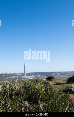 Vue panoramique depuis les collines de la nécropole de Chellah : la tour Mohammed VI surplombe la vallée de la rivière Bouregreg. Situé à Rabat, Maroc, il est un mélange étonnant de mod Banque D'Images