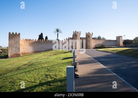 La nécropole médiévale fortifiée de Chellah, située à Rabat, la capitale du Maroc, est un site historique et archéologique de grande importance Banque D'Images