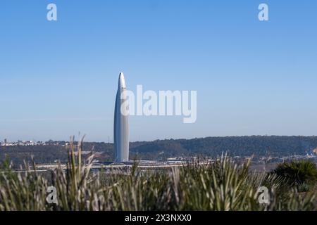 Vue panoramique depuis les collines de la nécropole de Chellah : la tour Mohammed VI surplombe la vallée de la rivière Bouregreg. Situé à Rabat, Maroc, il est un mélange étonnant de mod Banque D'Images