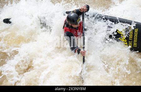 Markkleeberg, Allemagne. 28 avril 2024. Canoë : qualification olympique allemande canoë slalom, canoë féminin, finale. Elena Lilik sur le parcours. Crédit : Hendrik Schmidt/dpa/Alamy Live News Banque D'Images