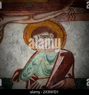 Détail de la fresque crucifixion, peinte vers 1180, dans la crypte de la basilique de Santa Maria Assunta en Aquilée, province d'Udine, Frioul-Vénétie Julienne, Italie. La figure dans cette image, sous le bras gauche du Christ, est probablement Saint Jean l’Apôtre, le disciple bien-aimé. Banque D'Images