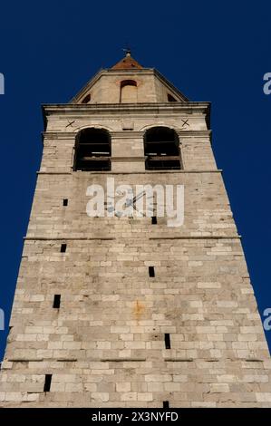 campanile roman de la Basilique de Santa Maria Assunta in Aquileia, province d'Udine, Friuli Venezia Giulia, Italie. Le campanile a été ajouté à la basilique en 1031 et achevé dans les années 1200 Le haut du campanile a été remodelé dans les années 1460 Banque D'Images