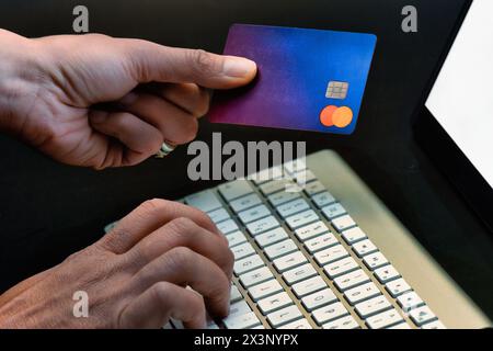 San Pellegrino terme, Italie - 26 avril 2024 : saisie de données dans l'ordinateur de carte bancaire Revolut Banque D'Images