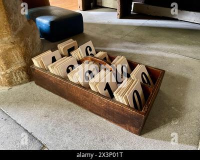 église du village de ruishton dans le somerset angleterre royaume-uni avec des vitraux bancs d'autel mémoriaux et boîte en bois avec psaume et numéros d'hymne Banque D'Images