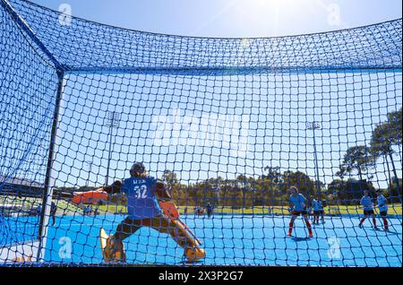 Perth, Australie. 26 avril 2024. Les joueuses de l'équipe chinoise de hockey féminin participent à une séance d'entraînement à Perth, en Australie, le 26 avril 2024. POUR ALLER AVEC 'Roundup : l'équipe chinoise de hockey féminin en quête de médaille aux Jeux Olympiques de Paris' crédit : ma Ping/Xinhua/Alamy Live News Banque D'Images