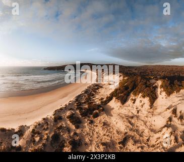 Vue aérienne du drone One Mile Beach pendant le coucher du soleil avec des dunes de sable. Forster, grands Lacs, Australie Banque D'Images