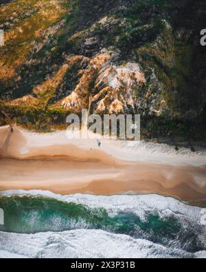 Vue aérienne drone des Pinnacles, sables colorés sur Fraser Island, lever du soleil avec voiture. Kgari, Queensland, Australie. Banque D'Images