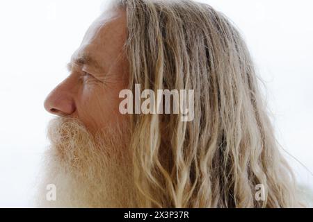 Portrait de profil d'un vieil homme barbu aux cheveux longs Banque D'Images