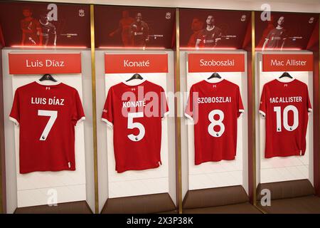 Angleterre, Liverpool - 29 décembre 2023 : maillots du Liverpool FC pour Luis Diaz, Ibrahima Konate, Dominik Szoboszlai et Alexis Mac Allister. Banque D'Images