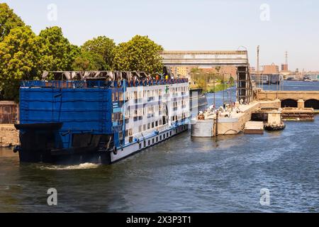 Le navire touristique de croisière du Nil entre dans l'écluse du pont de barrage à Esna sur le fleuve Nil, Esna, Egypte Banque D'Images