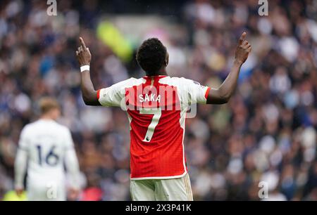 Bukayo Saka d'Arsenal célèbre avoir marqué son deuxième but du match lors du premier League match au Tottenham Hotspur Stadium, à Londres. Date de la photo : dimanche 28 avril 2024. Banque D'Images