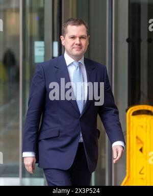 Londres, Royaume-Uni. Avril 28 2024. L'ancien ministre de l'Immigration Robert Jenrichk est vu devant la BBC après être apparu dimanche avec Laura Kuenssberg show...Credit : Tayfun Salci / Alamy Live News Banque D'Images