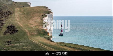 Phare de Beachy Head sur la côte sud de l'Angleterre près d'Eastbourne. Prise du sommet de la falaise à l'ouest du phare. 'Pas trop près du bord !' Banque D'Images