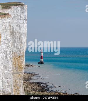 Phare de Beachy Head sur la côte sud de l'Angleterre près d'Eastbourne. Prise du sommet de la falaise à l'ouest du phare. 'Pas trop près du bord !' Banque D'Images