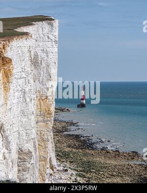 Phare de Beachy Head sur la côte sud de l'Angleterre près d'Eastbourne. Prise du sommet de la falaise à l'ouest du phare. 'Pas trop près du bord !' Banque D'Images