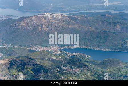 Paysage aérien, à partir d'un planeur, avec la ville d'Omegna sur le lac Orta, tourné de l'ouest dans une lumière nuageuse brillante, Piémont, Italie Banque D'Images