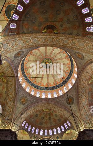 Plafond, intérieur, Mosquée bleue (également appelée Mosquée du Sultan Ahmed), 1609, site du patrimoine mondial de l'UNESCO, Sultanahmet, Istanbul, Turquie Banque D'Images