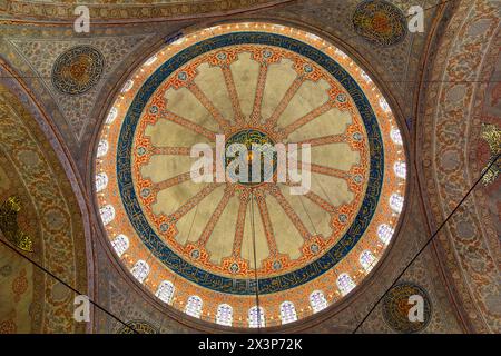 Plafond, intérieur, Mosquée bleue (également appelée Mosquée du Sultan Ahmed), 1609, site du patrimoine mondial de l'UNESCO, Sultanahmet, Istanbul, Turquie Banque D'Images