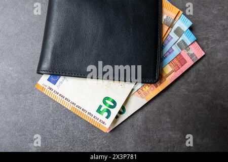 Partmone noir avec de l'argent européen. Factures dans le portefeuille en cuir pour le concept de commerce. Banque D'Images