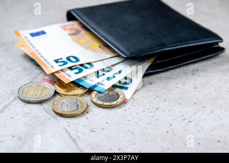 Partmone noir avec de l'argent européen. Billets et pièces de monnaie dans le portefeuille en cuir pour le concept de commerce. Banque D'Images