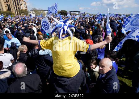 Les supporters de Portsmouth lors d'un événement de célébration à Southsea Common à Portsmouth pour célébrer la victoire du titre Sky Bet League One. Date de la photo : dimanche 28 avril 2024. Banque D'Images