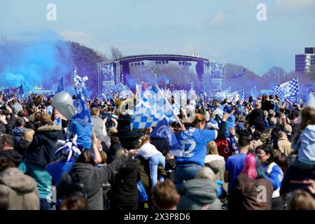 Joueurs et supporters de Portsmouth lors d'un événement de célébration au Southsea Common à Portsmouth pour célébrer la victoire du titre Sky Bet League One. Date de la photo : dimanche 28 avril 2024. Banque D'Images