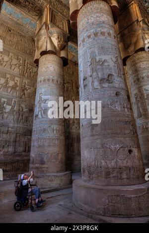 Touriste prenant photo, les grandes colonnes, vestibule, Temple Dendera de Hathor, site du patrimoine mondial de l'UNESCO (liste provisoire), Quena, Egypte Banque D'Images