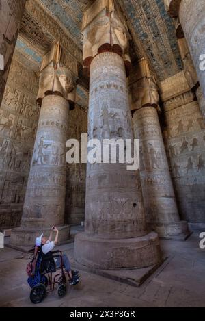 Touriste prenant photo, les grandes colonnes, vestibule, Temple Dendera de Hathor, site du patrimoine mondial de l'UNESCO (liste provisoire), Quena, Egypte Banque D'Images